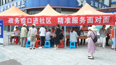 宜城市行政审批局：政务窗口进社区 精准服务面对面