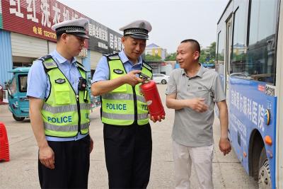 宜城交警：严把高考车辆安全关 全力护航考生逐梦路