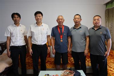 宜城市人大常委会向老党员颁发“光荣在党50年”纪念章
