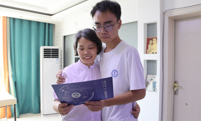 患癌母亲两度隐瞒病情 儿子逆境考上武汉大学