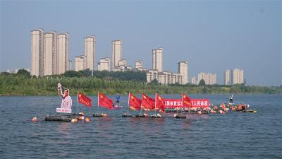宜城市160余名游泳爱好者逐浪汉江 纪念毛主席畅游长江59周年 