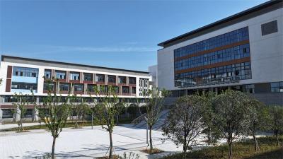 鲤鱼湖中学全面竣工 金秋九月喜迎首批学子 
