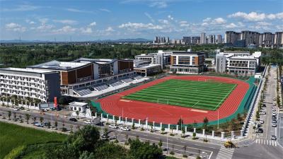 项目一线看发展（46）鲤鱼湖中学校区建设进入尾声 9月1日将如期开学
