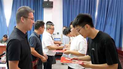 板桥店镇为2025年度优秀大学生颁发奖学金