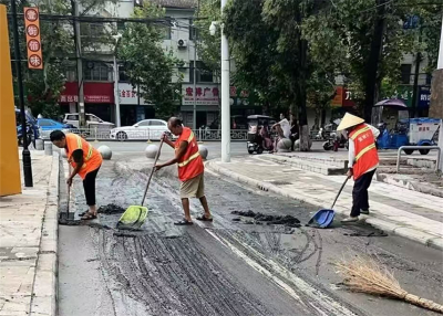 宜城市环卫局：雨后全力清淤 保障城市环境