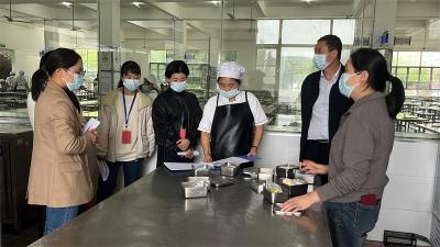 志达实验寄宿学校：开门迎检家校 共守“舌尖安全”