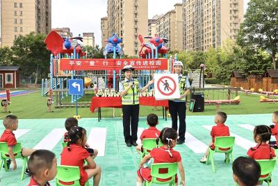 聚焦开学第一课：宜城交警带萌娃沉浸式学交通安全