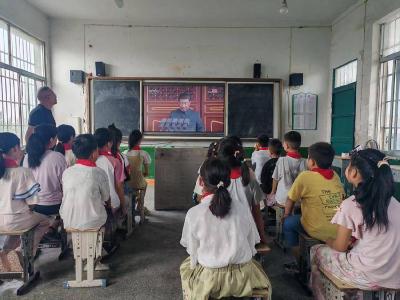 宜城：菜园村小学组织学生观看九三大阅兵 