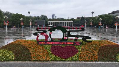 宜城张灯结彩迎国庆 满城“中国红”扮靓城市容颜