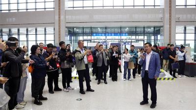 中央、省级媒体试乘襄荆高铁 盛赞宜城发展新速度