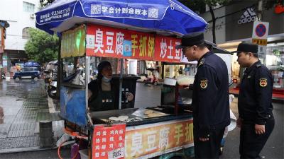 宜城城管：国庆我在岗 秩序我护航