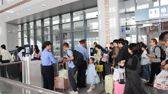 襄荆高铁宜城站：双节坚守保畅通 温暖旅客归途