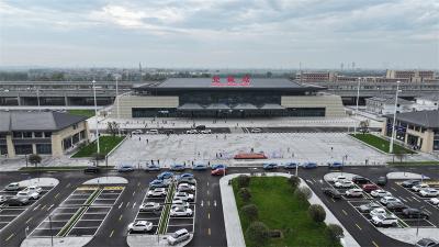 坚守岗位迎国庆 温情守护出行路 