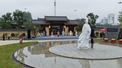 宋玉辞赋园吸引大量市民参观游览 