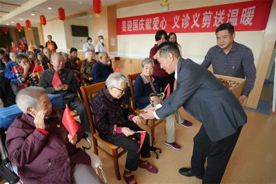 宜城市慈善总会开展“庆国庆·迎中秋”爱老敬老慰问活动