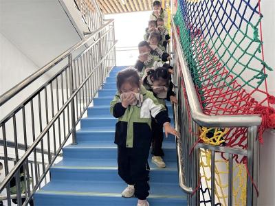 宋玉幼儿园举行2025秋季防震防火应急演练