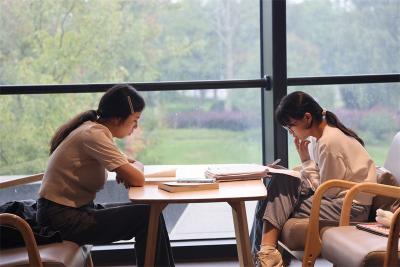 宜城：国庆假期书香浓 市民扎堆“充电”忙