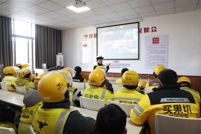 交警定制“安全课” 外卖骑手变身“宣传员”