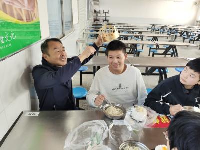 食堂暖宴寄心意 童心共庆生日欢 ——朱市一中举办留守儿童集体生日会