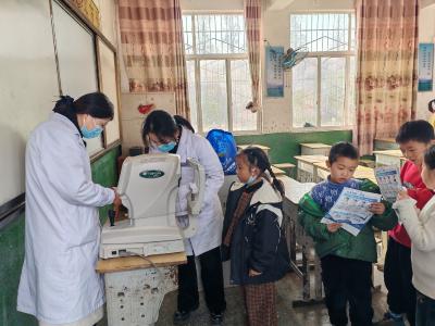 守护“睛”彩视界 助力健康成长——菜园小学开展学生视力筛查活动