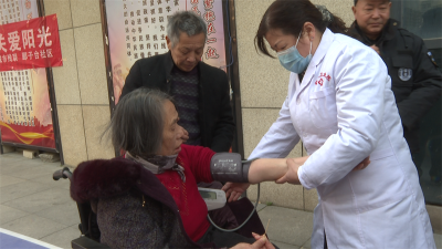 宜城市残联联合郾子台社区开展国际残疾人日关爱活动