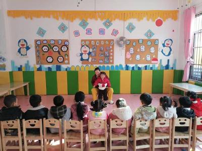 宜城市小河镇中心幼儿园：冬日生活小课堂 萌娃学提裤暖成长