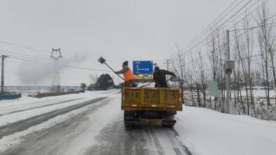 湖北宜城：雪夜鏖战保畅通 橘甲执守护民生