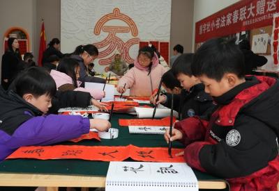 翰墨迎春送祝福 宜城“福娃”赠春联