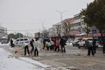 宜城市各单位积极行动 扫雪除冰全力保障道路出行