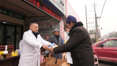义诊送药到家门 健康守护暖民心