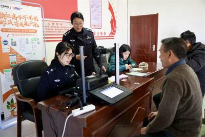 宜城公安“移动窗口”开进村庄 村民家门口十分钟换领身份证