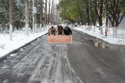 宜城民兵闻雪而动 破冰除雪保畅通