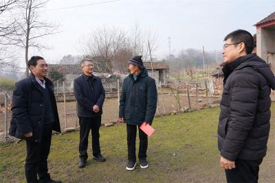 宜城市领导到刘猴镇走访慰问困难群众与专家人才