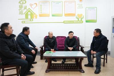 宜城市领导到宜城一中走访慰问专家人才