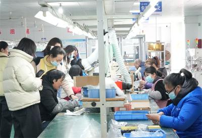 宜城市“三八”女性专场求职直通车开进企业