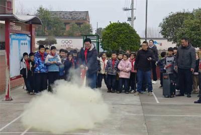 小河镇新华村小学开展防震减灾演练