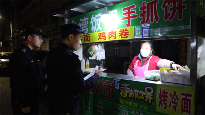 宜城城管：整治校园周边流动摊贩 全力护航师生安全