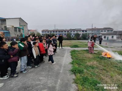 警钟长鸣，防患未“燃”——菜园小学开展火灾逃生演练活动