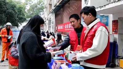 宜城：情暖驿站学雷锋 “巾帼”关爱零距离