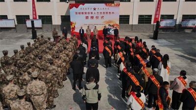 宜城为38名立功军人家庭颁授喜报