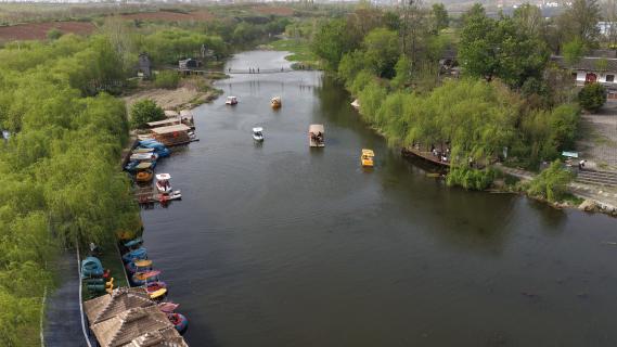 从“绕道走”到“排着来”：一条河与一个村庄的“顺流”而上