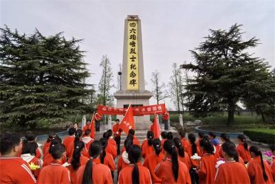 小河镇新华村小学开展清明祭扫活动