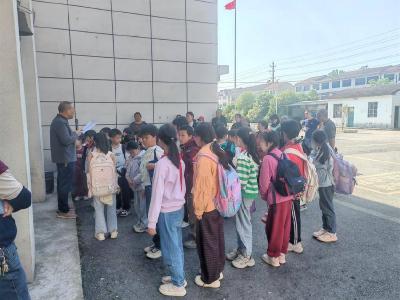 筑牢安全防线 平安欢度五一——小河镇菜园小学召开五一假前安全主题班会
