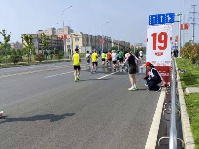 “志愿蓝”接力“五四”薪火 青春脚步丈量宜马赛道  ——“五四”精神在宜城半程马拉松的“志愿蓝”中闪光