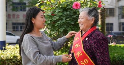 光影映初心 宜城累计为1200余名“光荣在党50年”老党员定格荣光