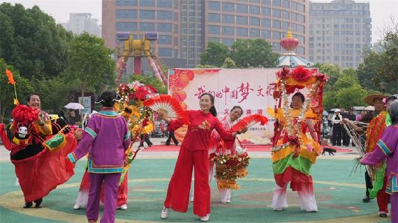 宜城“红色文艺轻骑兵”：群众自发组队 百场演出送到百姓身边