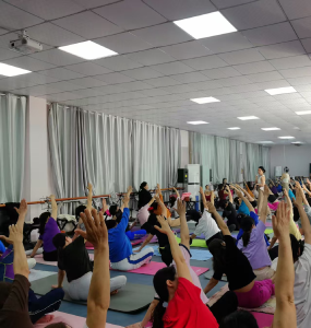 市老年大学开展瑜伽公开课