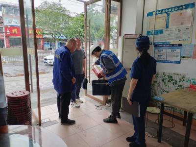 酂阳街道检查整治花园路餐饮门店安全隐患