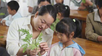 湖北老河口：艾草变身创意花束  萌娃体验端午仪式感