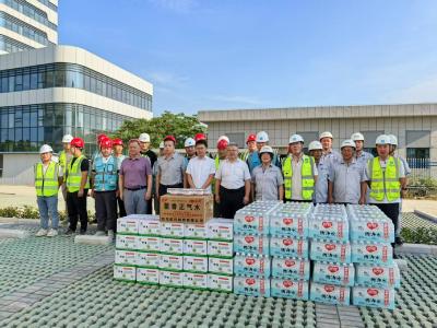 市领导为一线建设人员送“清凉”